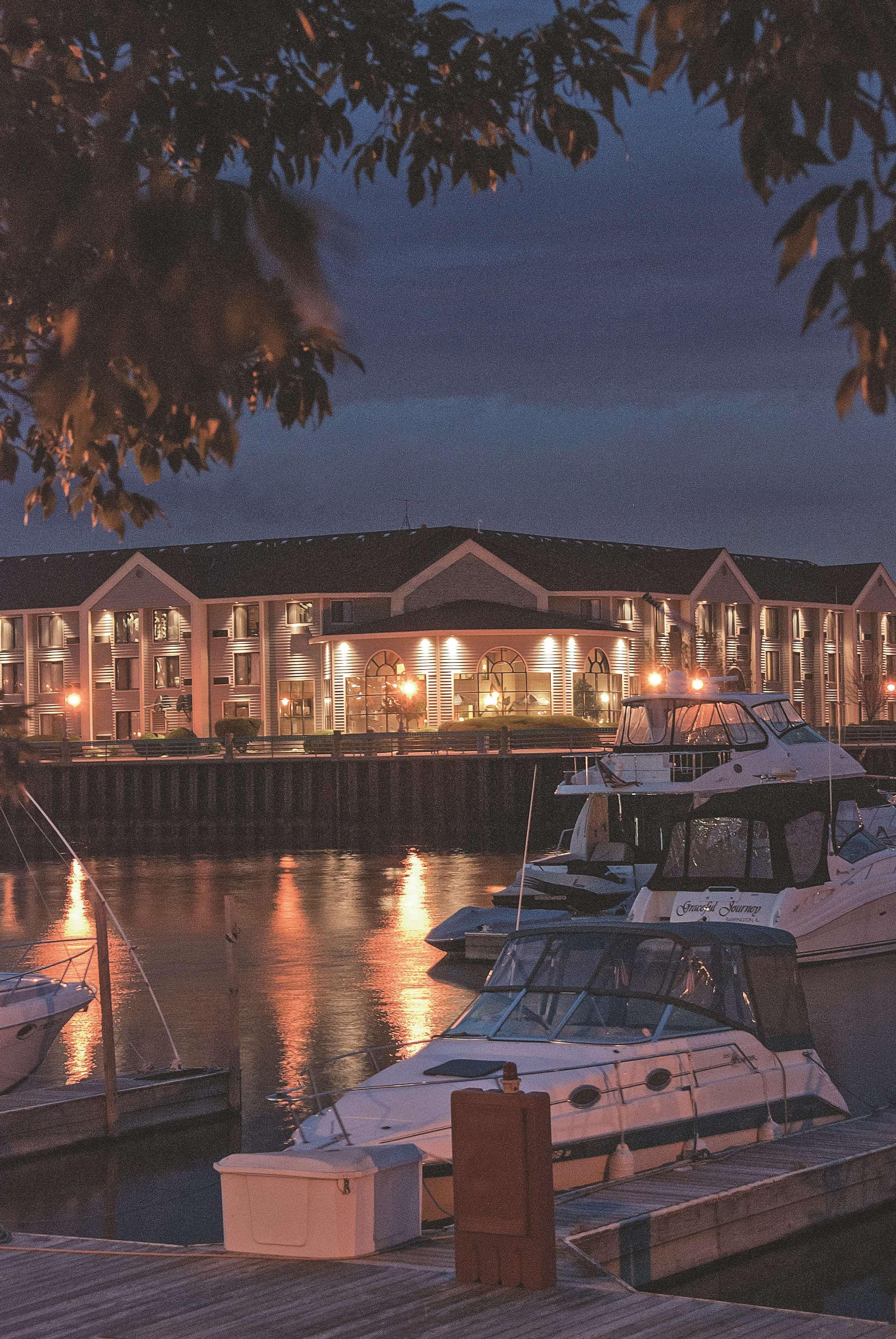 Doubletree By Hilton Racine Harbourwalk Hotel Ngoại thất bức ảnh